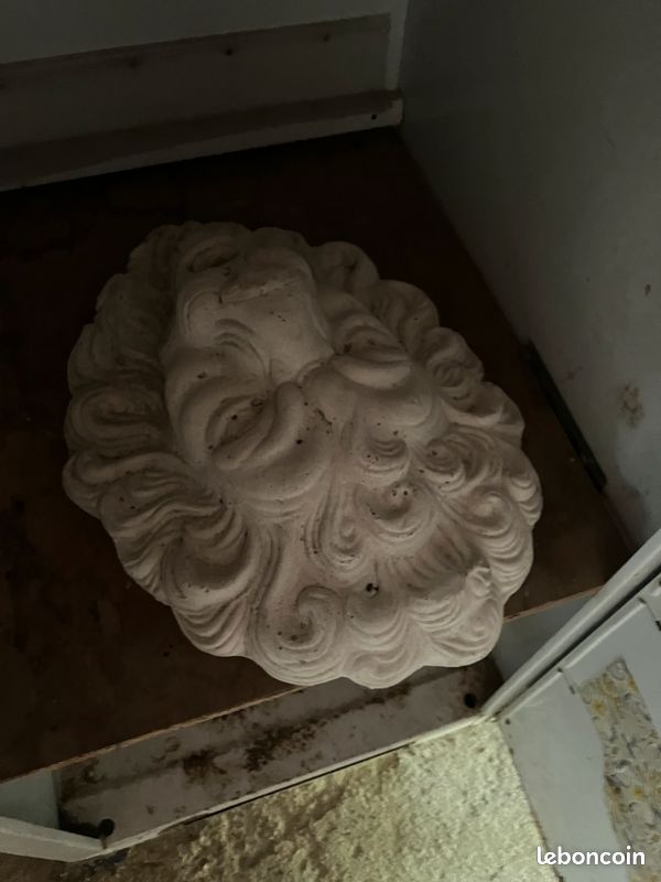 Tête de lion en pierre (image 1)