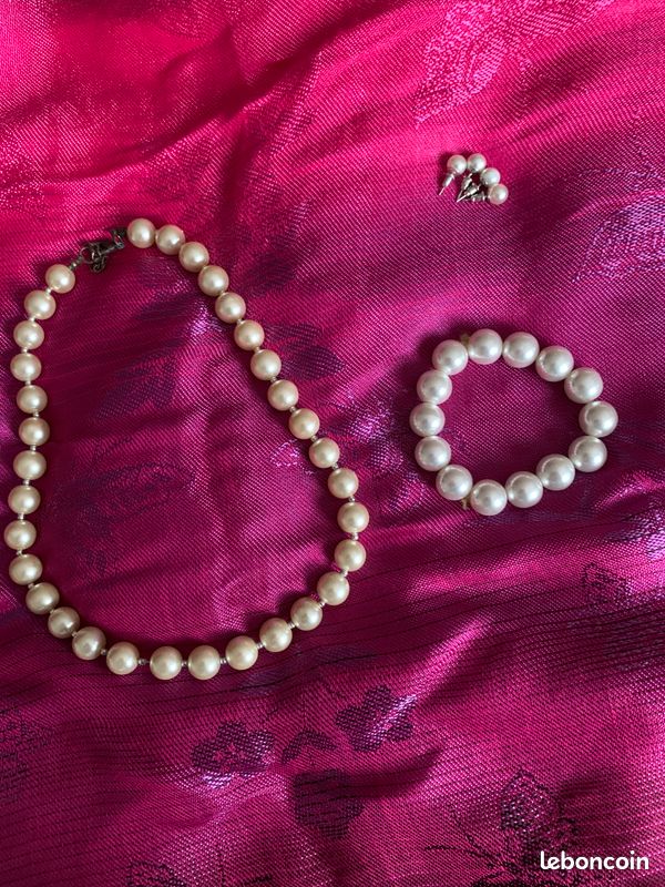 Parure en perles blanches (image 1)