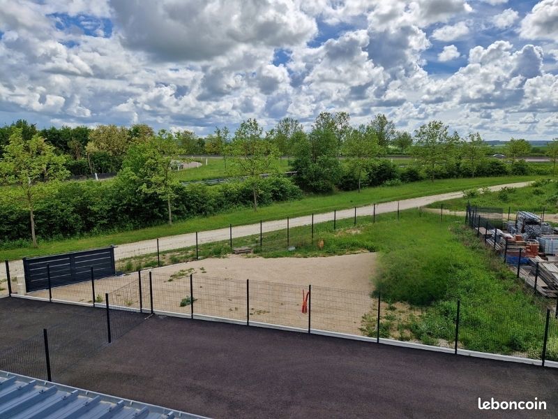Terrain clos à louer · à Saint-Lyé · 390 €
