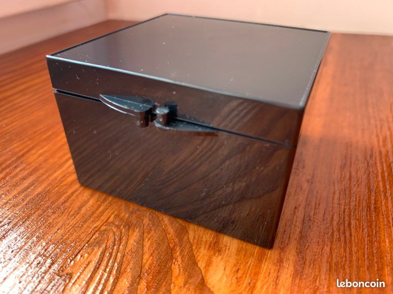Lot 8 petites boîtes noires en plastique (image 1)
