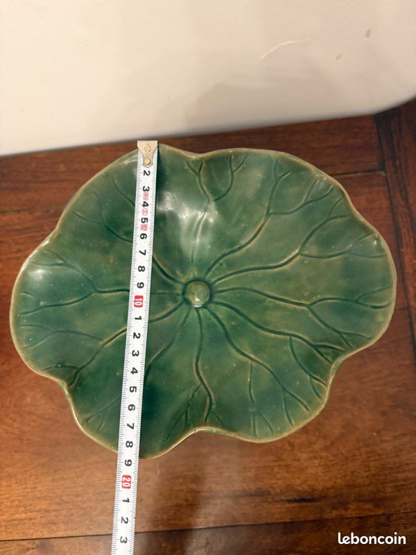 Plateau en céramique Chinoise de forme feuille de lotus porté par une grenouille souriante (image 11)