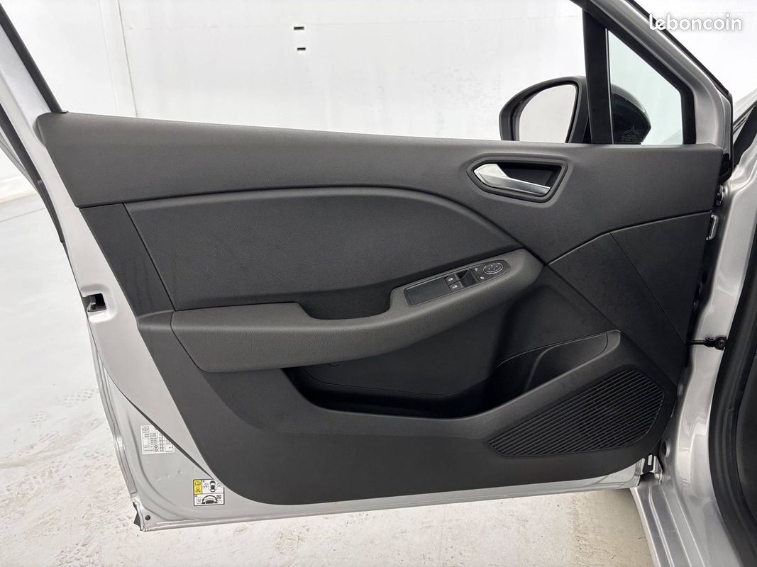 RENAULT Clio TCe 90 Equilibre (image 12)