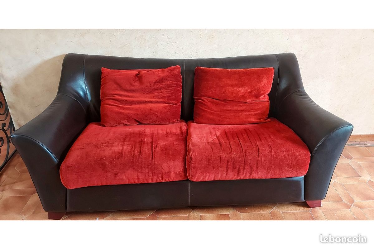 Canapé Cuir Rouge 2 Places Vintage – 145cm De Large, Bon état
