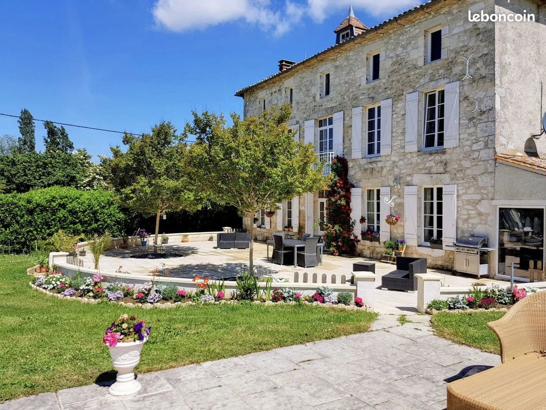 Maison 9 pièces 290 m² · à Vélines · 290 m² · 499 999 €