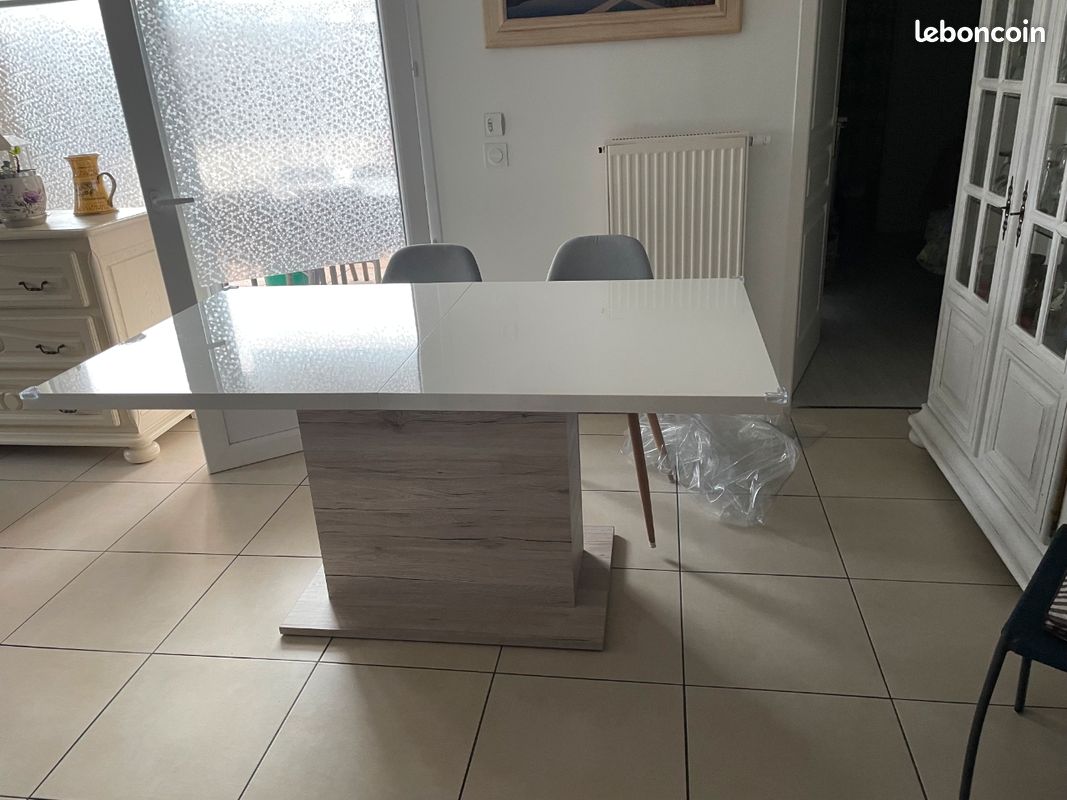 Table longueur 1m60 largeur 90 cm avec rallonge 40cm positionné sous le plateau pied central plateau couleur blanc (image 1)