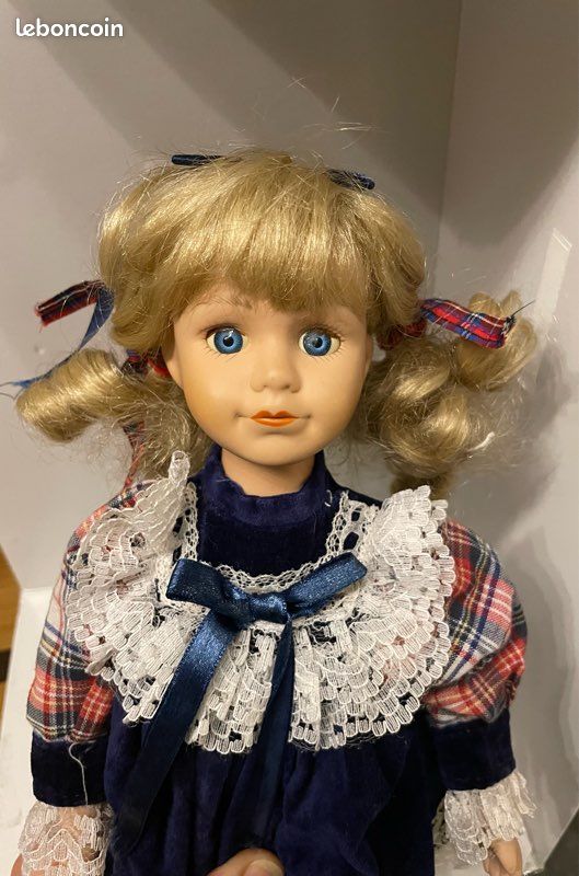 POUPEE GEGE DE 41 cm BRUNE AUX YEUX BLEUS