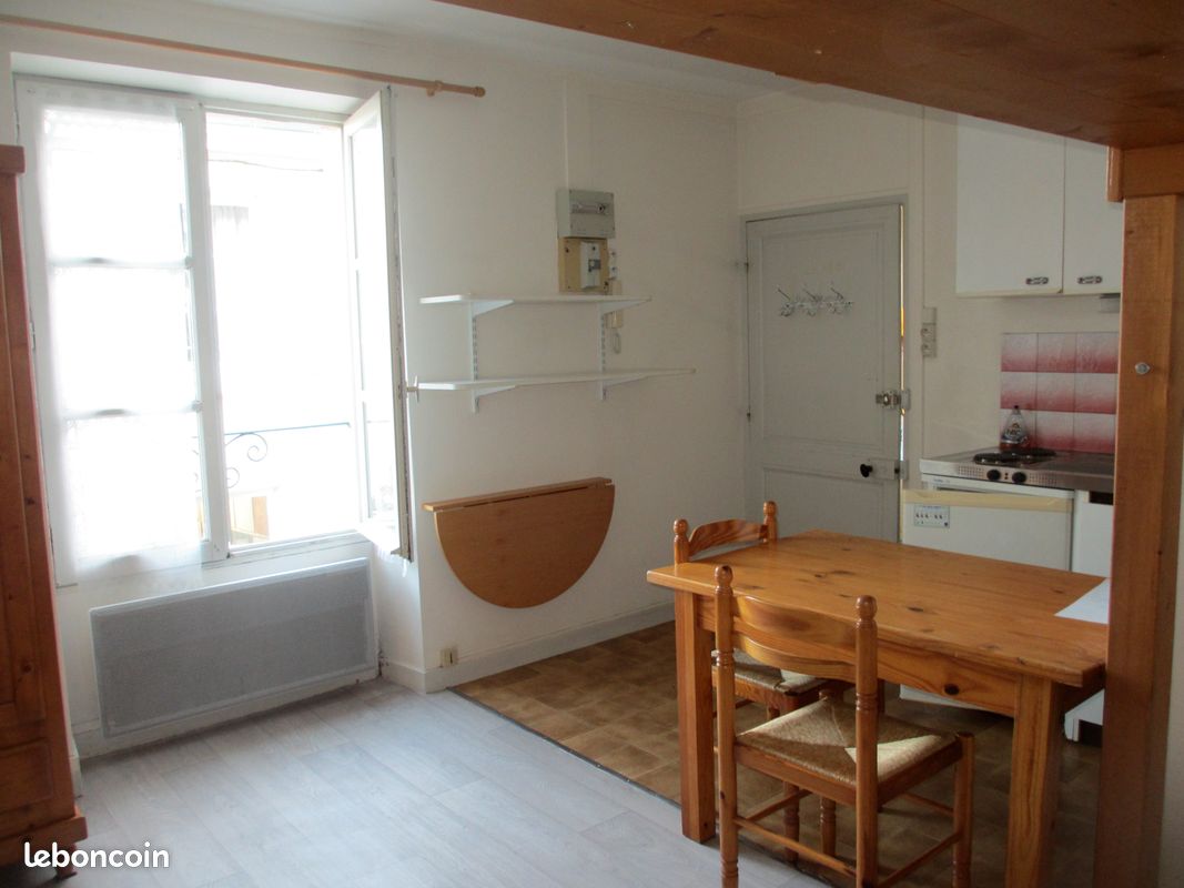 Studio meublé rue de la Cathédrale - Poitiers 86000 (image principale 1)