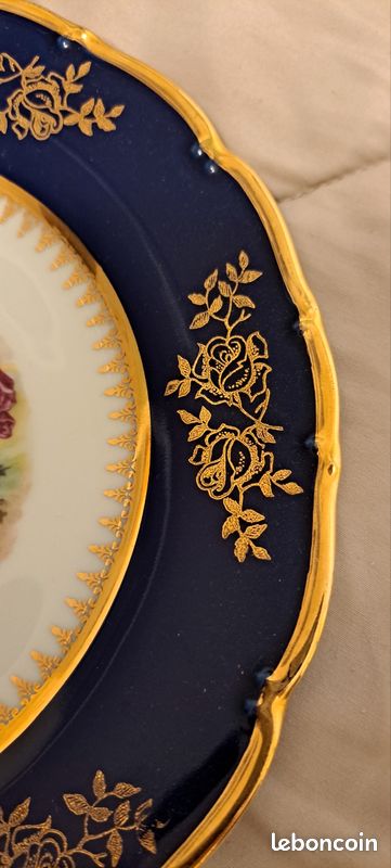 MALICORNE Emile Tessier : 3 assiette décor fleur de lys bleue signé Diam.~24cm - Vendu