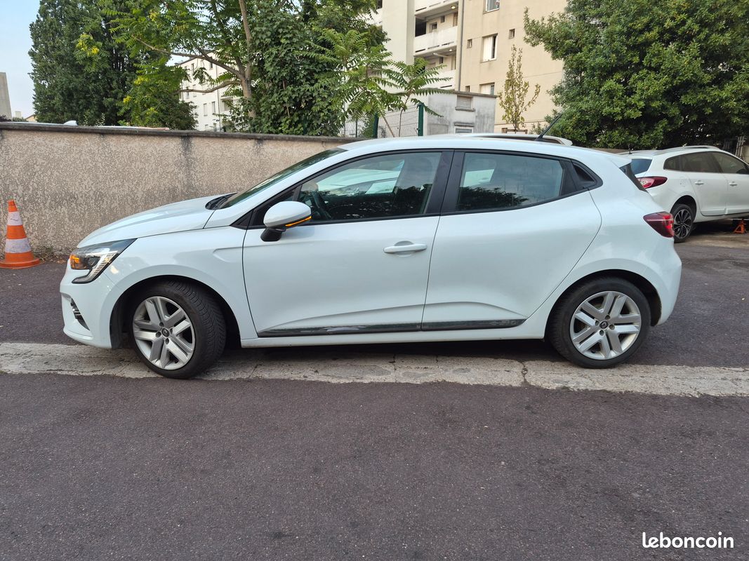 Renault clio essence jybride 145 cv export (image 3)