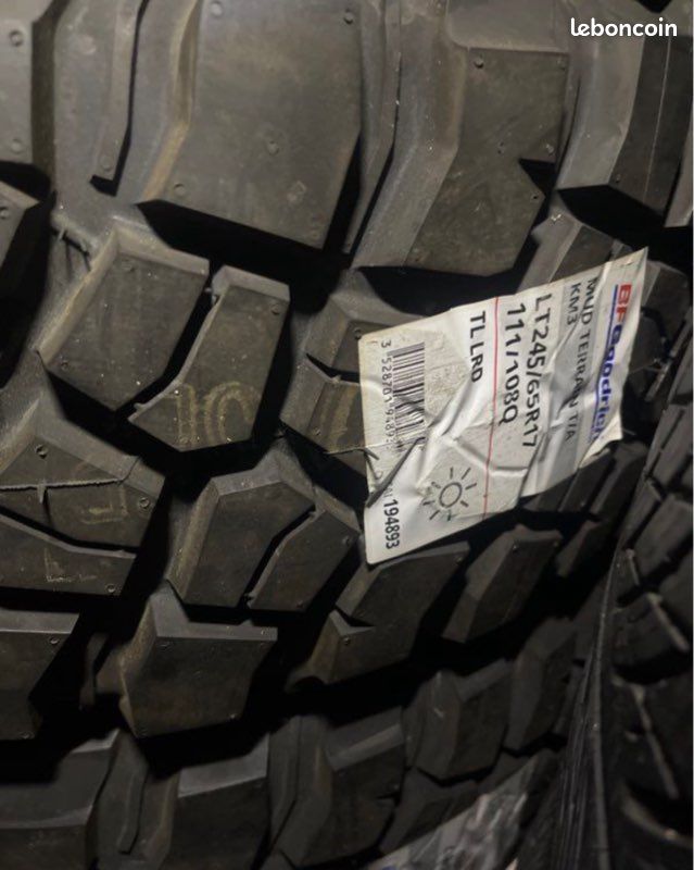 2 pneus 245 65 17 BFGoodrich Mud-Terrain T/A KM3 (image 1)