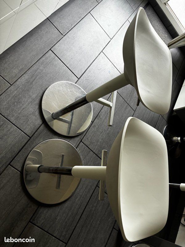 Chaise de bar blanche (image 3)