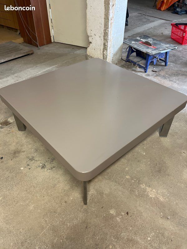Table basse design résine laquée (image 1)