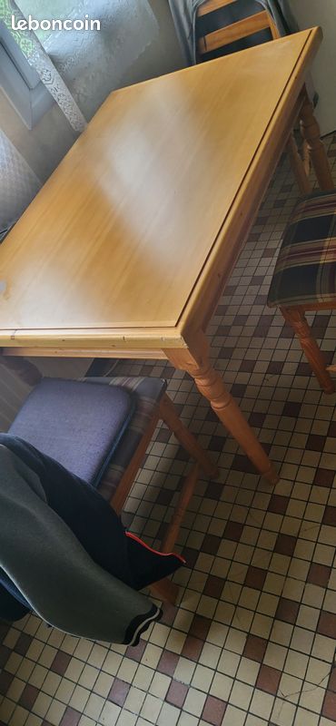 Vend une table en bois avec 3 chaises (image 3)