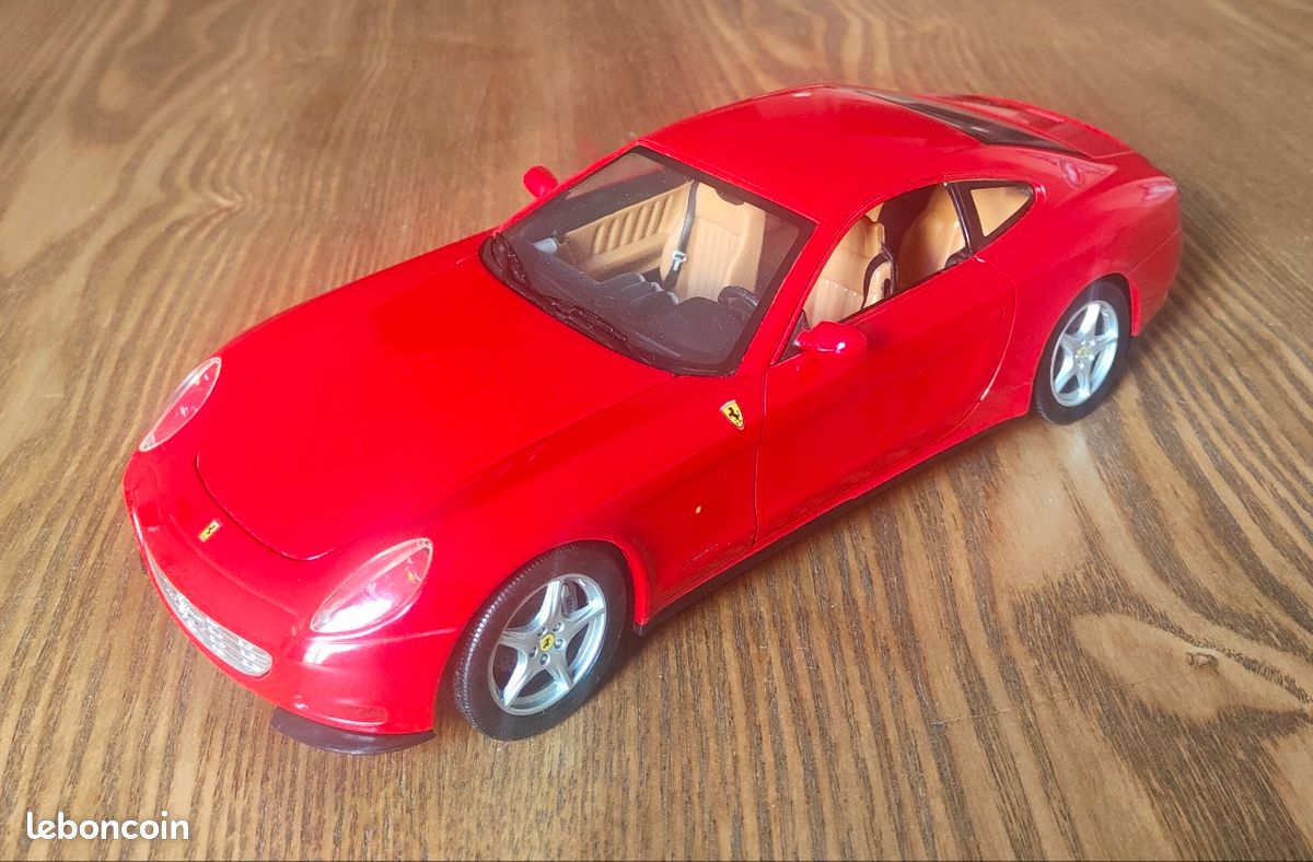 Ferrari 612 Scaglietti Rouge 2006 hot wheels 1/18