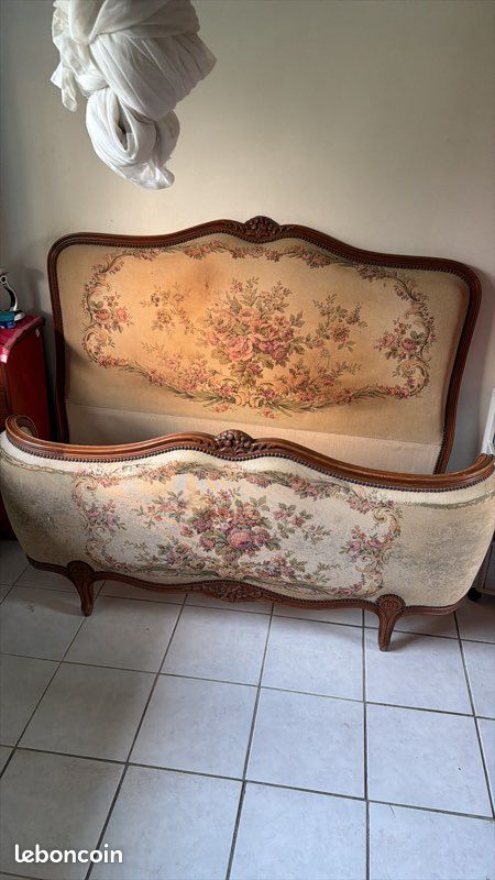 Ancien Lit Louis XV En Hêtre Patiné, Finement Sculpté Avec Volutes - Époque XXe, Style Art Déco