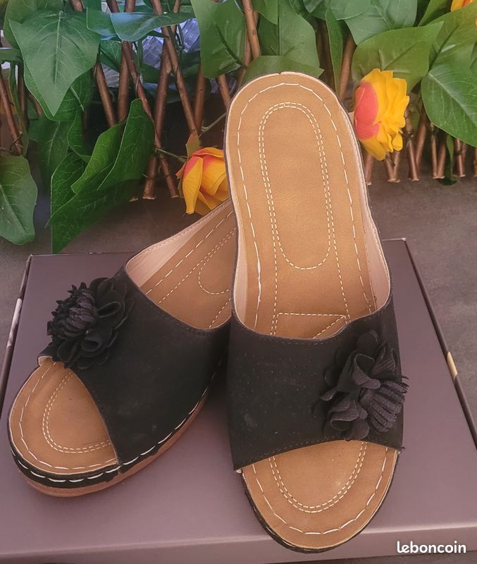 Paire de Sabots Noir – Fleur – 39 – Comme Neufs (image 1)