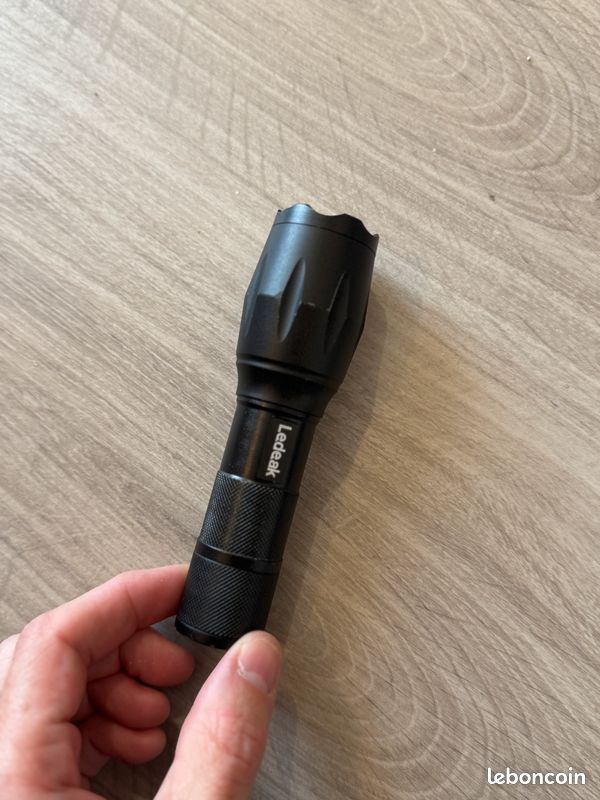Lampe Torche Tactique Armytek LED Noire, Ultrarésistante – Fabriquée Au Canada