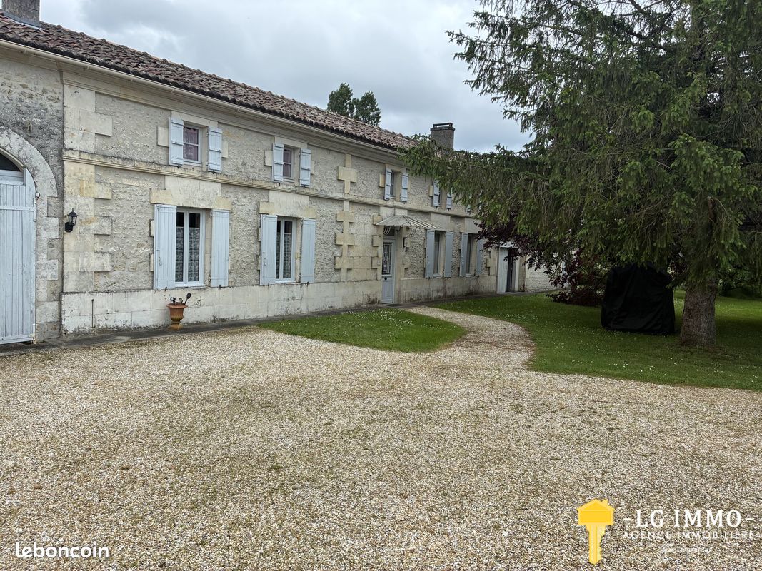 Maison 6 pièces 315 m² · à Messac · 315 m² · 303 000 €