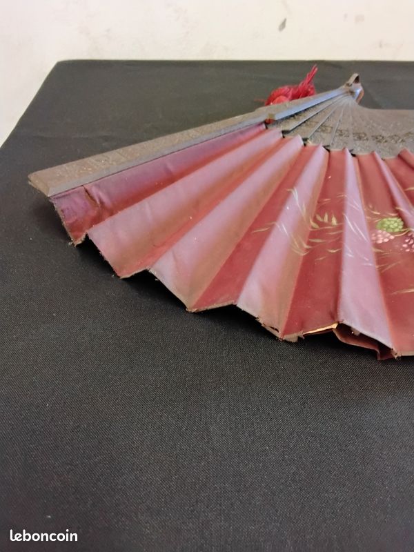 Éventail ancien en soie rouge bordeaux (image 8)