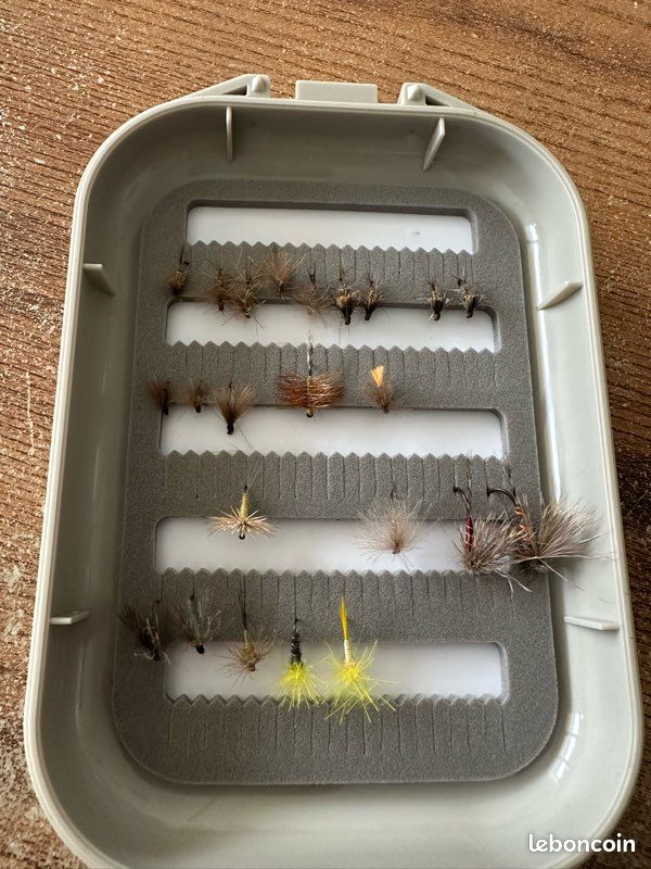 boite à mouche pleine d' environ 50 mouches artisanales