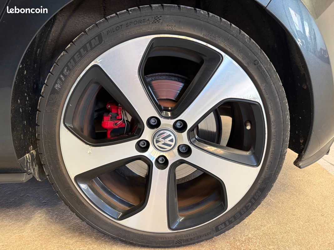 Volkswagen Golf VII GTI 2.0 TSI DSG 220 CV | SIÈGES CHAUFFANTS | JANTES 18" | ÉTRIERS DE FREINS ROUGE (image 13)