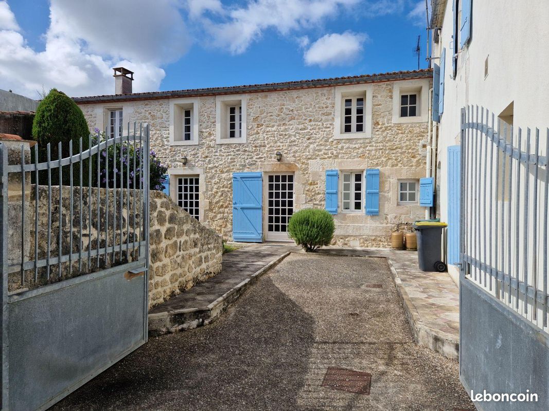 Maison 12 pièces 264 m² · à L'Éguille · 264 m² · 327 600 €