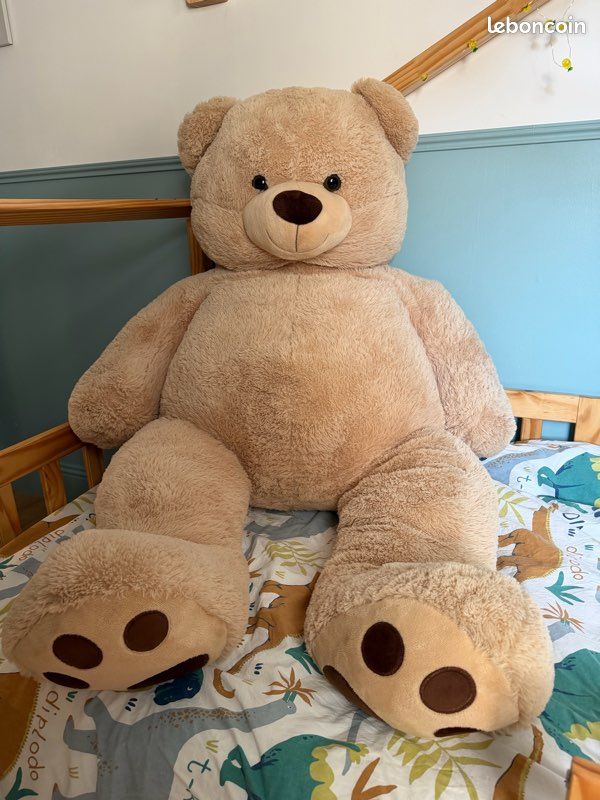 Gros ours en peluche (image 1)