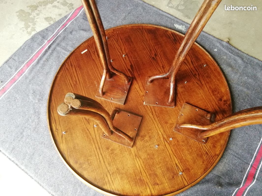 Table et chaises en rotin (image 2)
