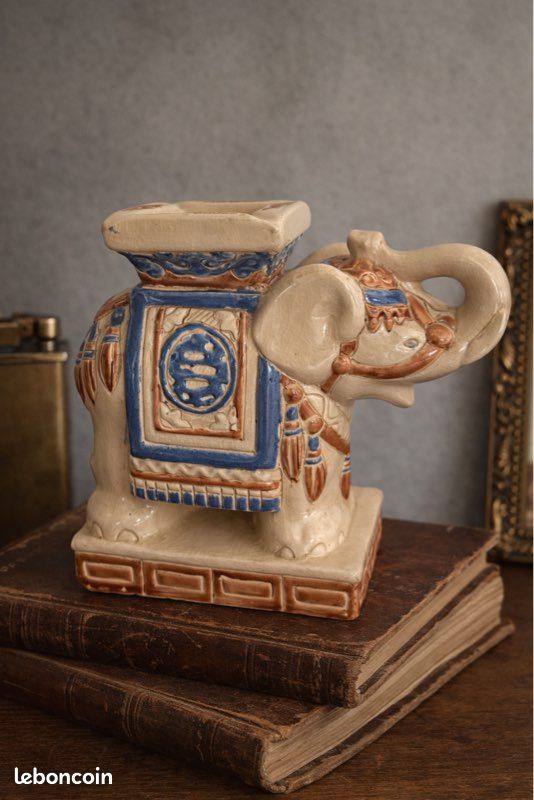 Éléphant Ottoman En Céramique Bleue – Décoratif – Style Chinoiserie – Bombay Company