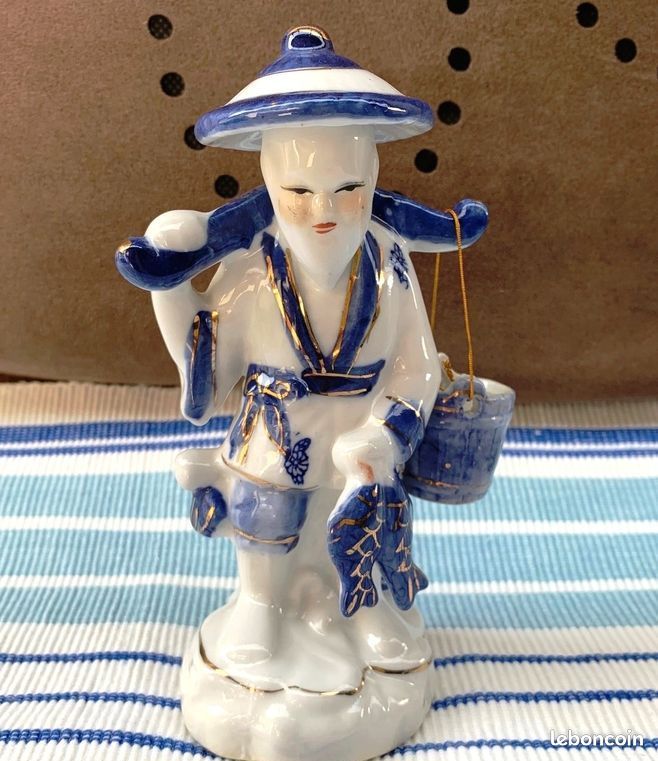 Statuette pêcheur asiatique blanc et bleu avec seau amovible en faïence H 15 cm (image 2)