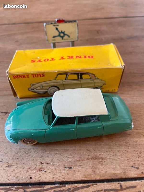 Dinky Toys France 24CP / 522 – Citroën DS 19 Jaune Pâle, Toit Gris, Vitres Et Roues Concave (collection)