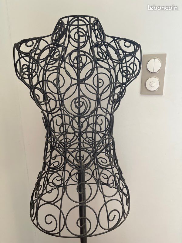 Mannequin femme en métal (image 2)