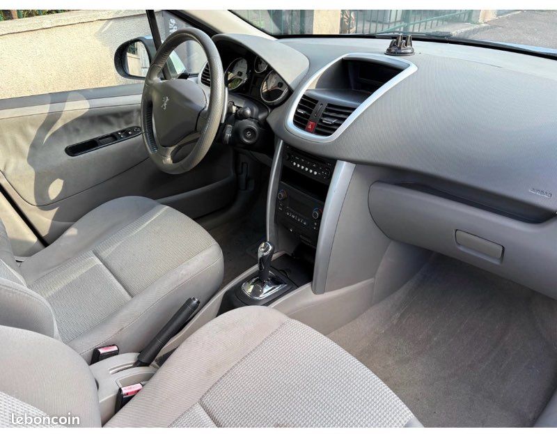 Peugeot 207 1.4 essence boite automatique (image 3)