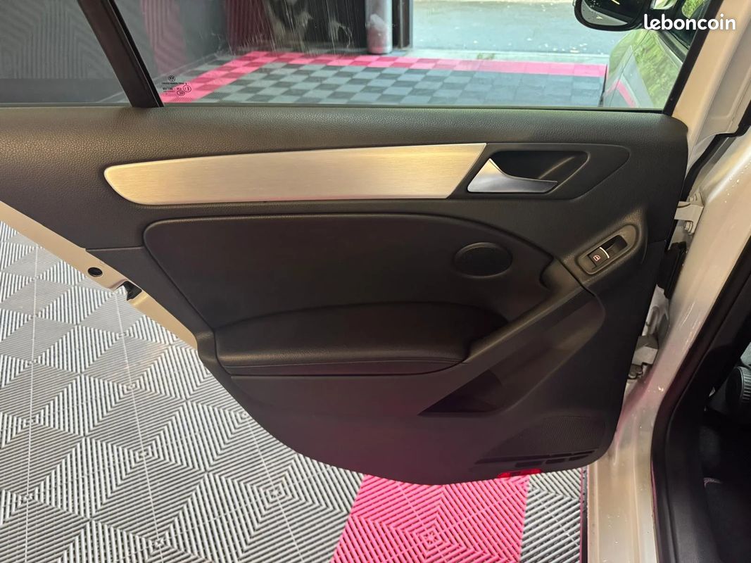 Volkswagen GOLF 6 GTI 2.0 TSI DSG Adidas / Dynaudio / Toit ouvrant panoramique / Sièges Chauffants (image 23)