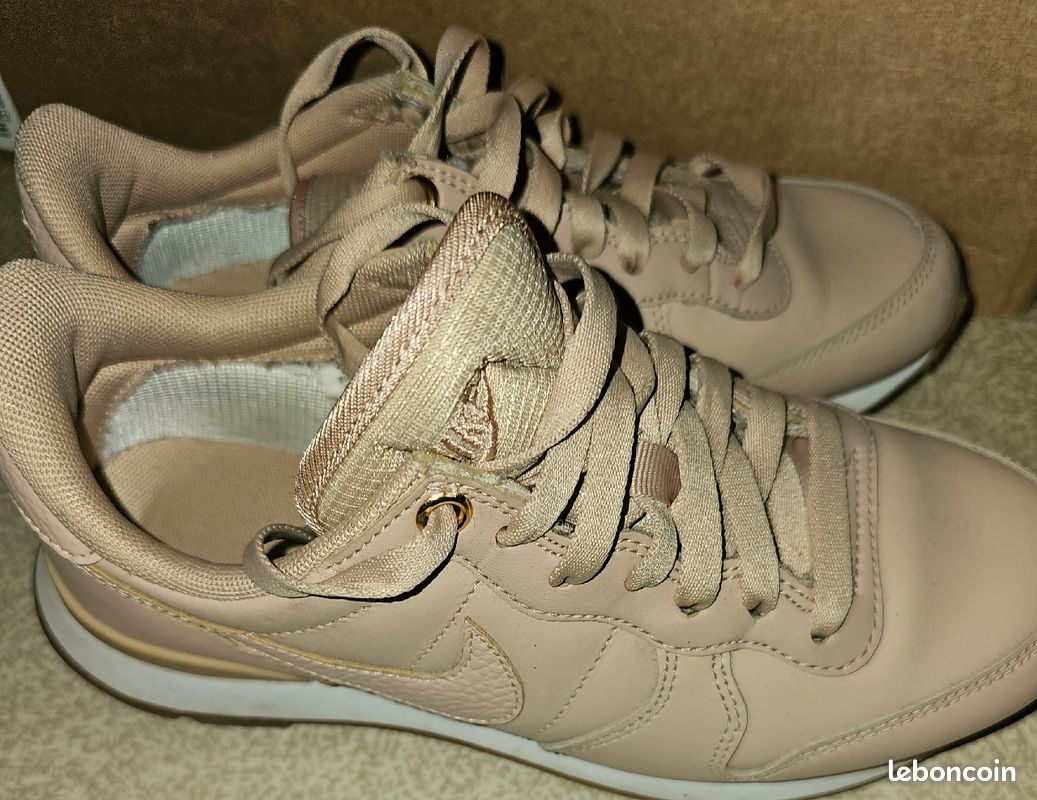 Chaussures Femme Nike Internationalist Femme Beige Et Or Nike