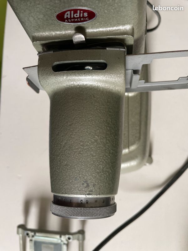 Vieux Projecteur De Diapositives ALDIS En Métal Vert Avec Sa Malle De Transport Vintage