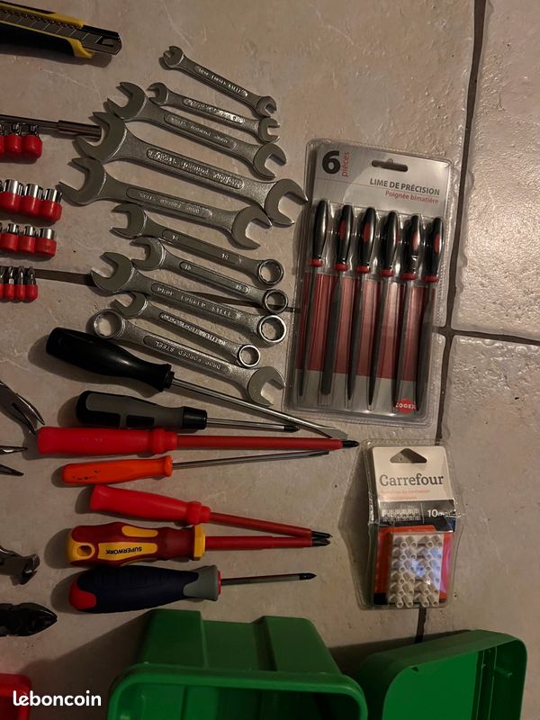 Une caisse à outils avec un lot, des clés et des tournevis et des pinces neufs (image 2)