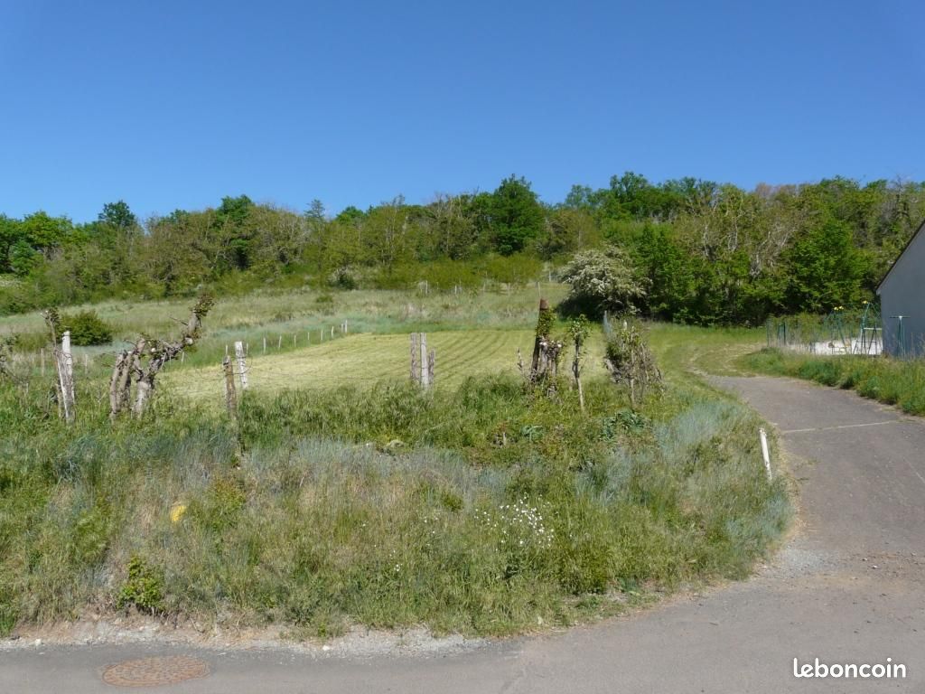 Terrain 818 m2. Longues, Vic Le Comte · à Vic-le-Comte · 129 000 €