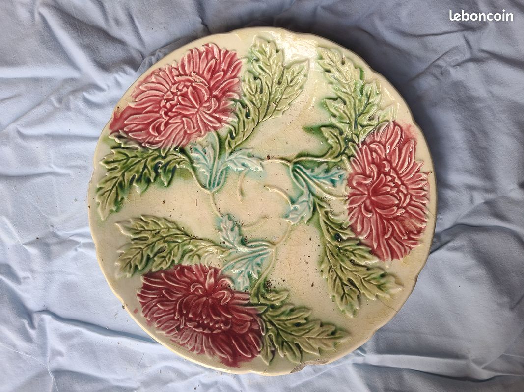 Plat ancien en faïence barbotine décor chrysanthèmes en relief – début XXe siècle (image 1)