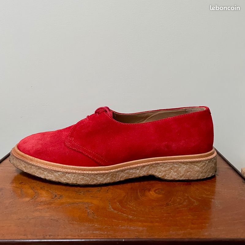 Derbies de la marque Adieu Paris en daim rouge « Picasso » et semelle crêpe naturel avec détail en cuir naturel (image 3)
