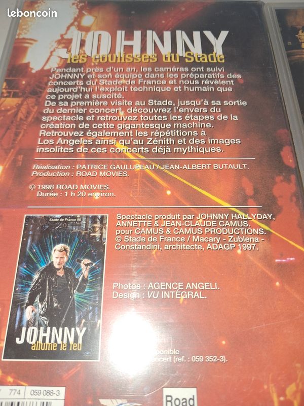 Vend 1 coffret de 2 cassettes hommage à Johnny hallyday stade de France 98 le concert et les coulisses très bonne état prix 5 euros visible au domicile où envoie postal paiement sécurisé (image 4)