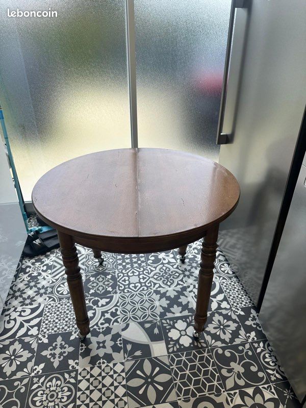 Table ronde en bois (image 2)