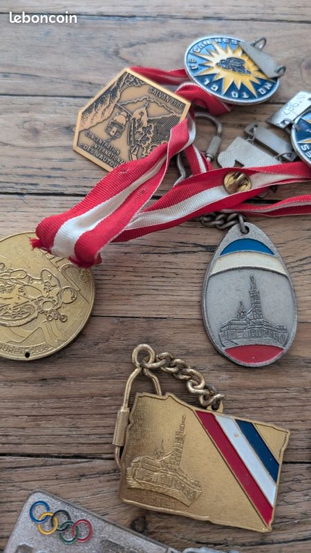 Lot De 3 Broches Et 1 Médaille - Occasion - Bijoux Vintage Ou De Collection