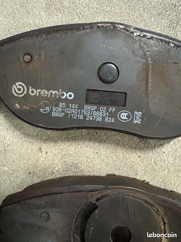 Plaquettes Brembo P 85 144 (image 1)