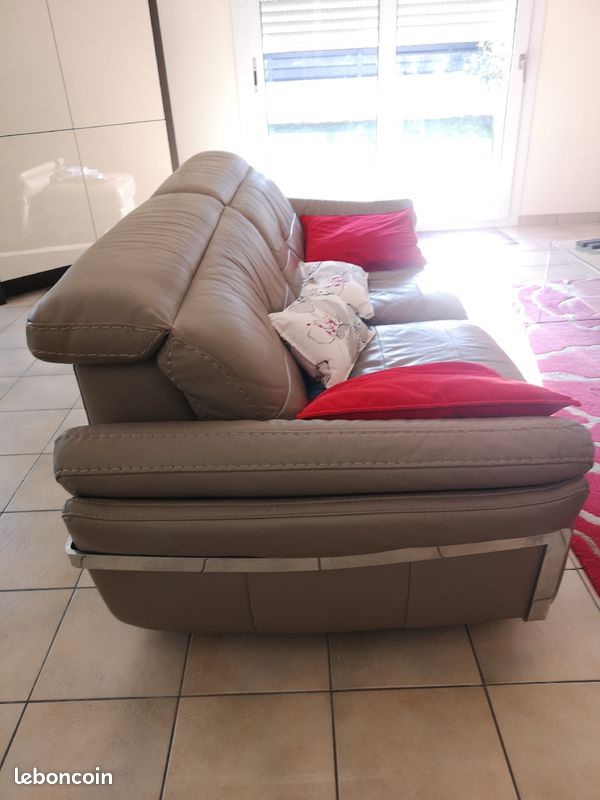 Vend canapé 3 places + pouf en cuir (image 6)