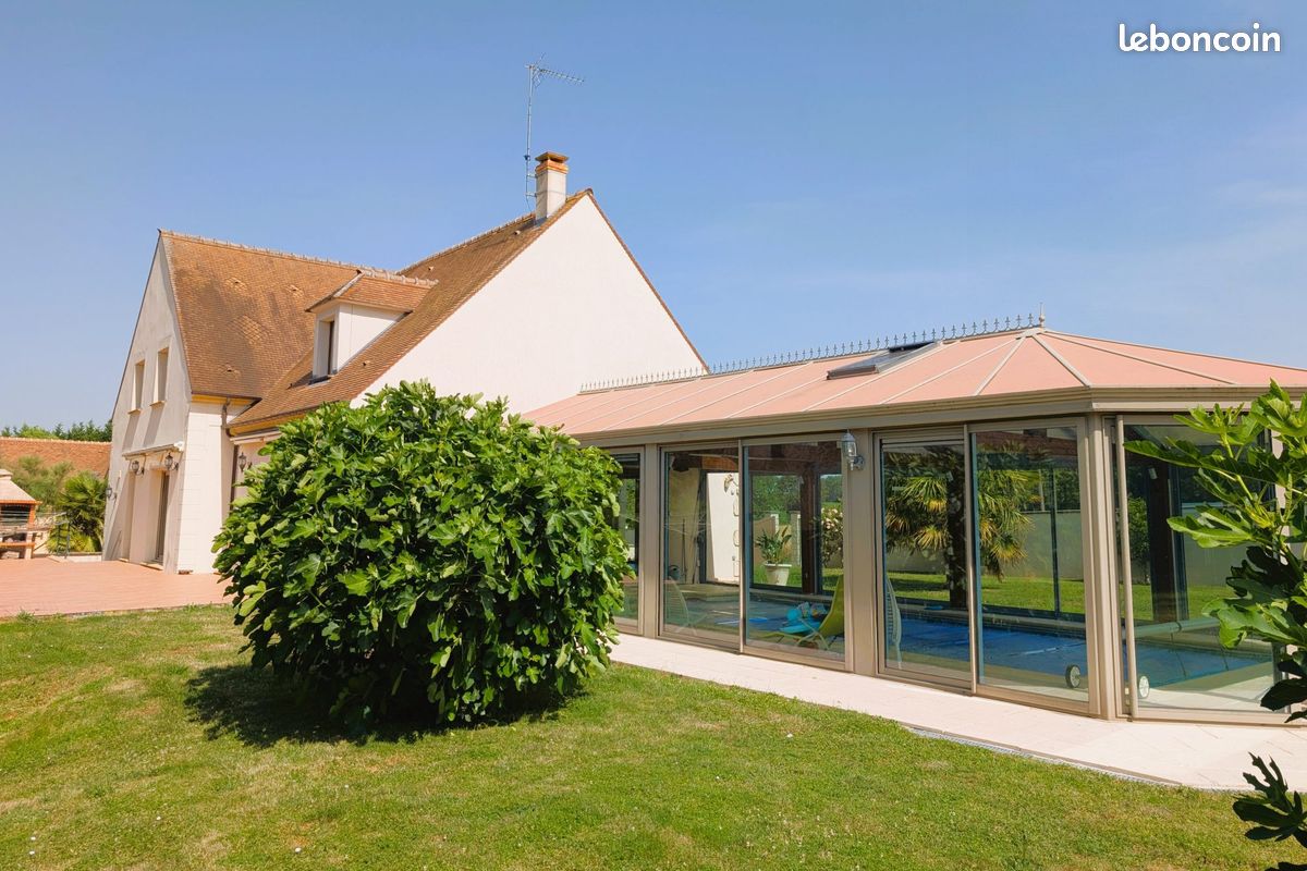 Maison 10 pièces 340 m² · à Favrieux · 340 m² · 649 000 €