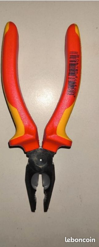 Pince KNIPEX modèle 03 06 160
Neuve jamais servie
Prix d'origine 36
Vendu 20 (image 1)