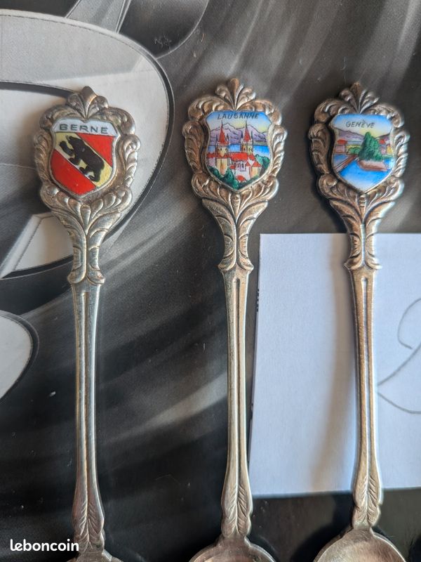 Lot De 8 Cuillères De Collection Avec Poinçons - Arts De La Table Vintage Ou Ancien