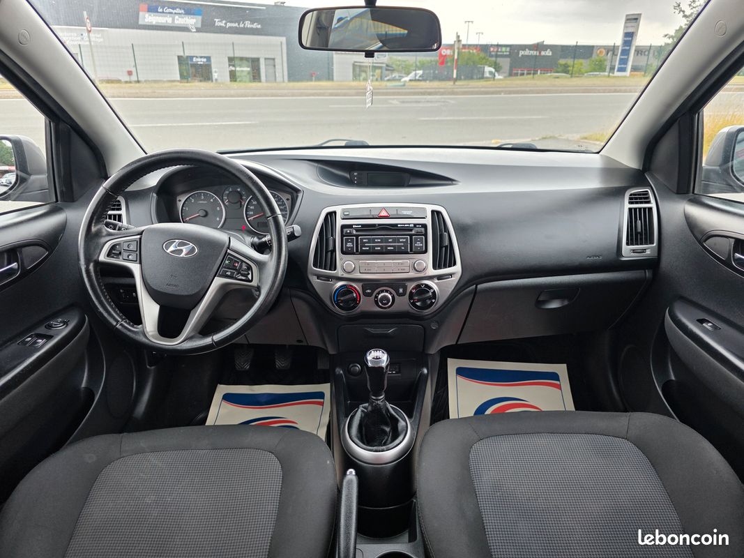 Hyundai i20 1.1 crdi 75 cv .du 08/2013 avec 137 000 kms .1er Main + Carnet (image 4)