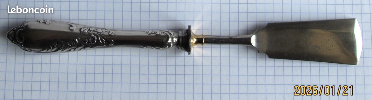 VALLAURIS - Ravier Et Couteau à Beurre En Barbotine à Décor De Radis Legers Eclats